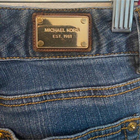 Michael Kors Women's Gold Metal Back Label Size 4 - Picture 3 of 6
